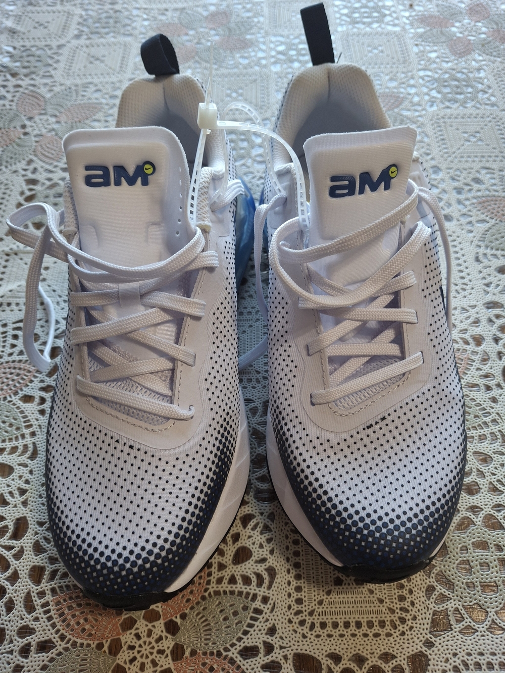 Nike White and Navy Air Max Phoenix  Sneakers Size 5Y.